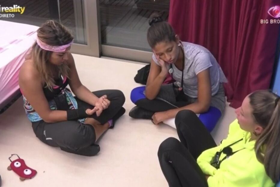 Concorrentes do 'Big Brother' conversam no quarto