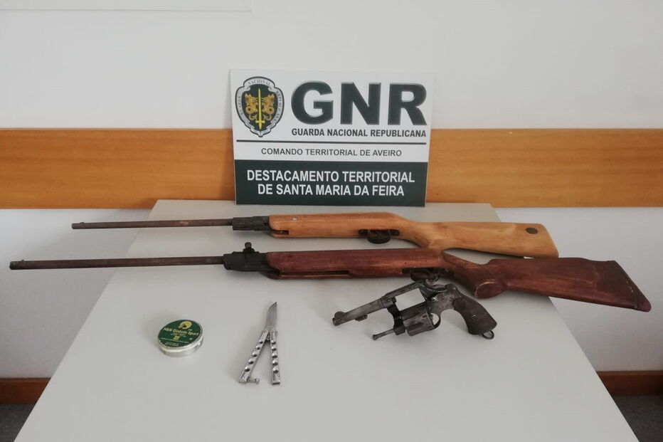 Detido homem suspeito de ameaçar mulher com facas de cozinha em Santa Maria da Feira