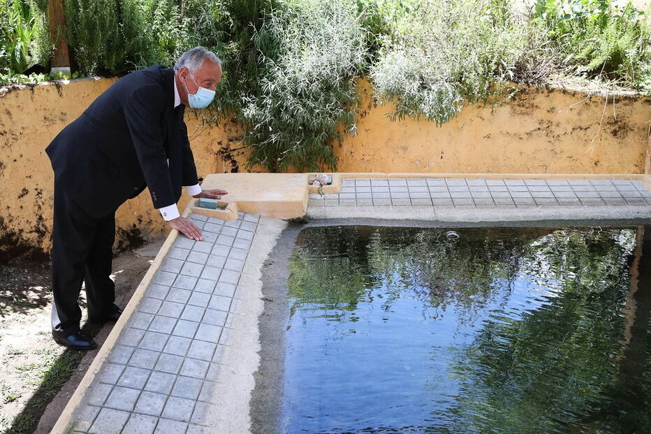 Marcelo Rebelo de Sousa junto ao tanque onde seis pessoas escaparam à morte, em Nodeirinho, Pedrógão Grande