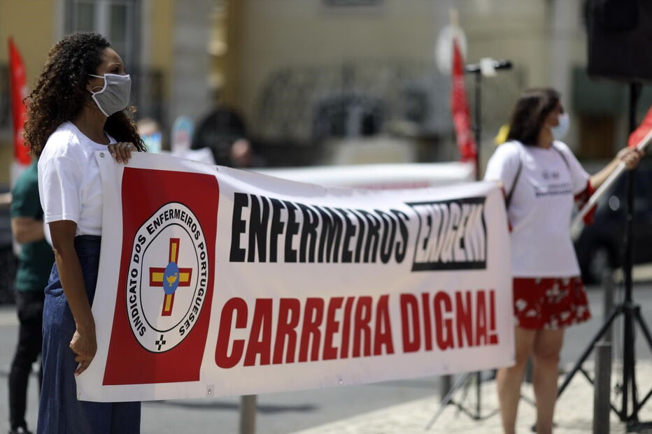 Enfermeiros pedem valorização da carreira em frente ao Parlamento