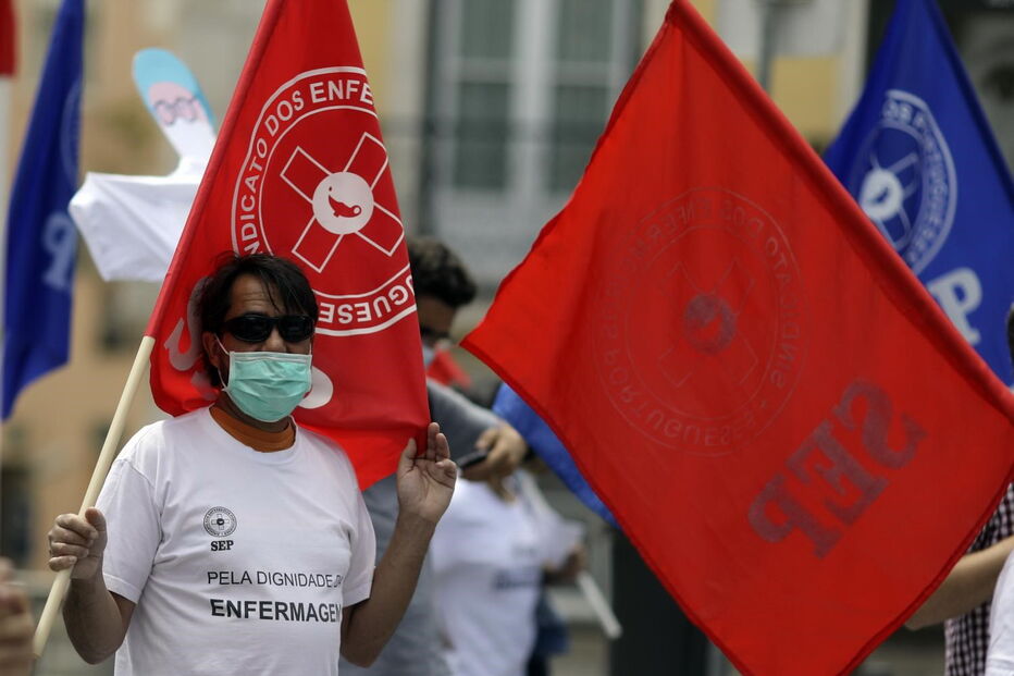 Enfermeiros pedem valorização da carreira em frente ao Parlamento