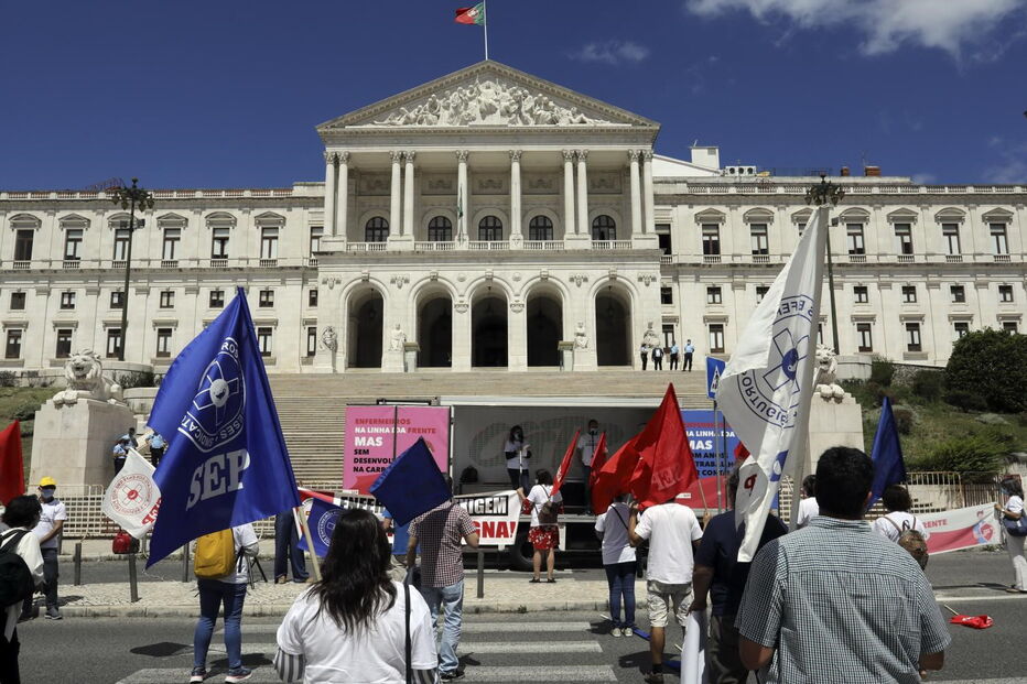 Enfermeiros pedem valorização da carreira em frente ao Parlamento