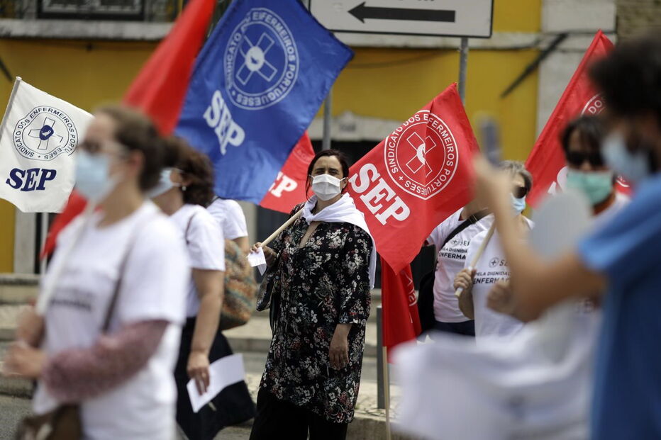 Enfermeiros pedem valorização da carreira em frente ao Parlamento