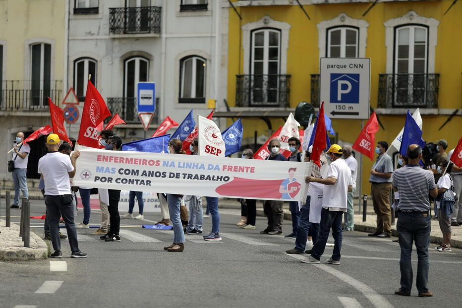 Enfermeiros pedem valorização da carreira em frente ao Parlamento