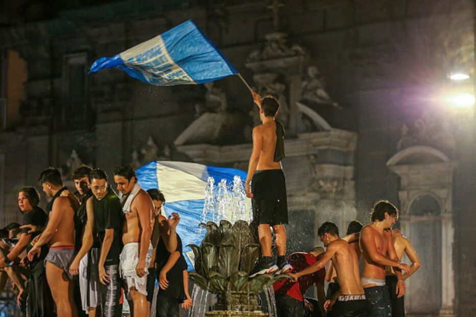 Milhares de pessoas celebraram nas ruas de Nápoles a conquista da Taça de Itália em futebol
