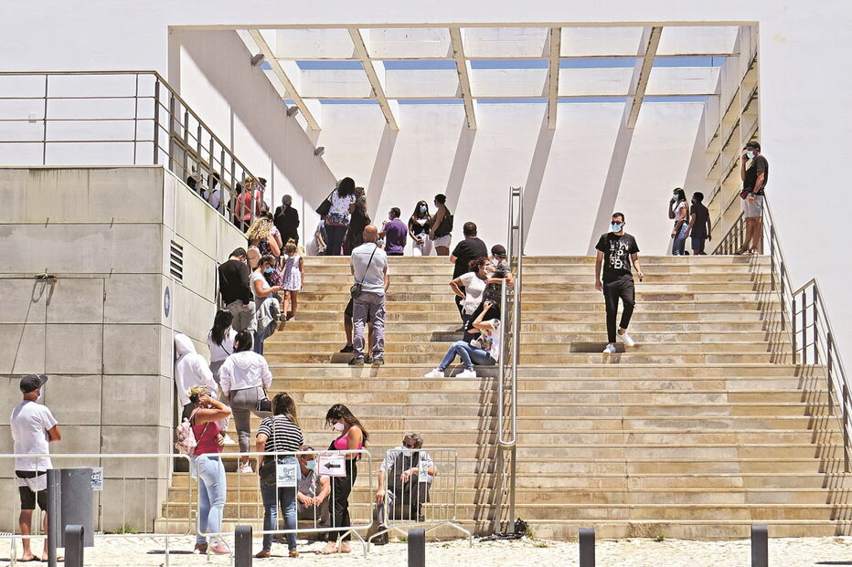 Dezenas de pessoas formaram ontem filas para a realização de testes à Covid-19 no Pavilhão Desportivo de Lagos. Naquele concelho algarvio já foram detetados, até ontem, 69 casos positivos 