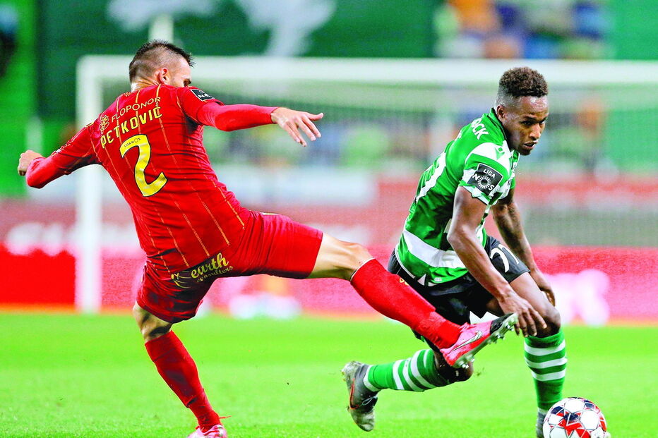 Jovane Cabral ultrapassa Petkovic, num dos vários momentos em que o extremo brilhou no triunfo leonino de ontem