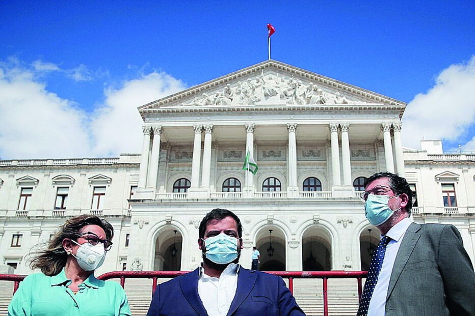 Petição pelo referendo à eutanásia com 95 287 signatários entregue na AR