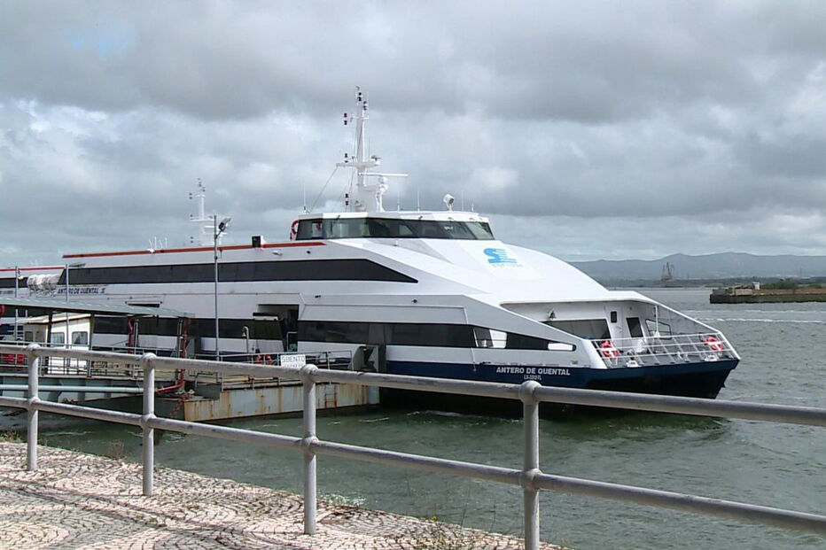Barco da Soflusa no canal do Barreiro
