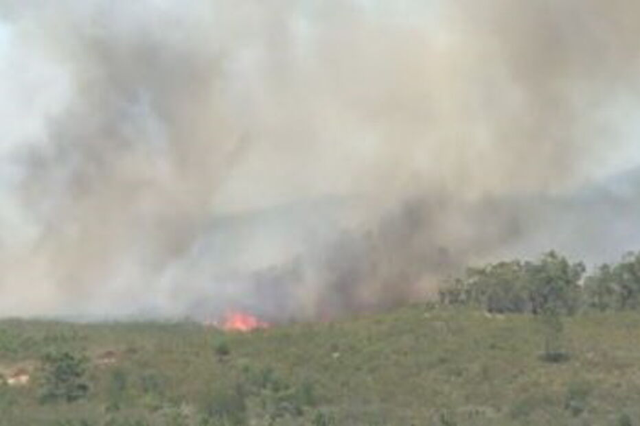 Bombeiros combatem incêndio em Aljezur