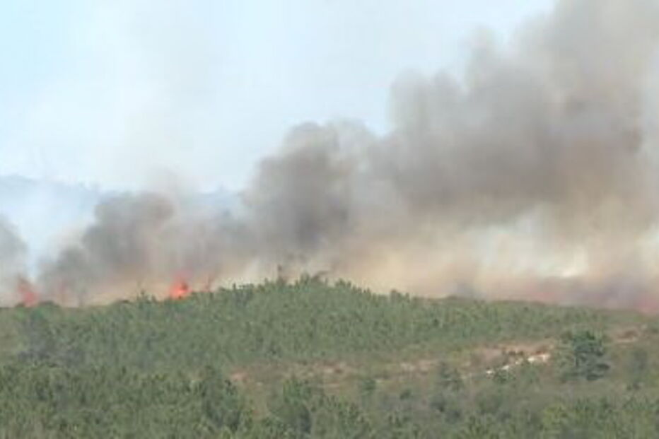 Bombeiros combatem incêndio em Aljezur