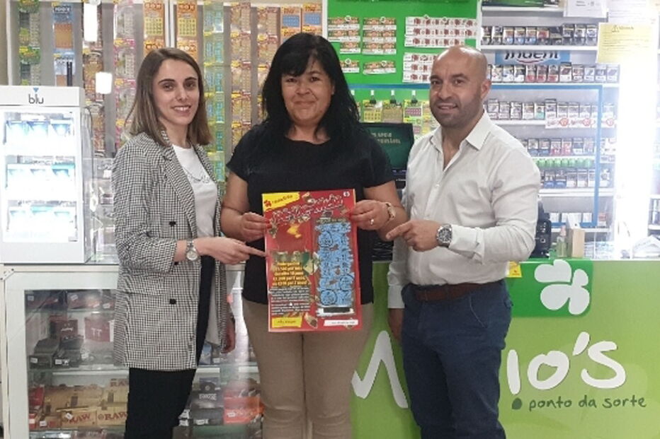 Mário Paçô e as colaboradoras mostram raspadinha premiada