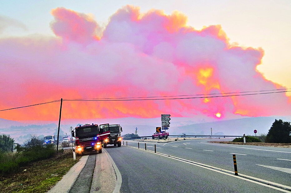 Mais de 300 operacionais foram ontem mobilizados para o combate ao fogo