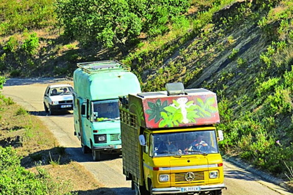 Caravanas e várias casas ameaçadas