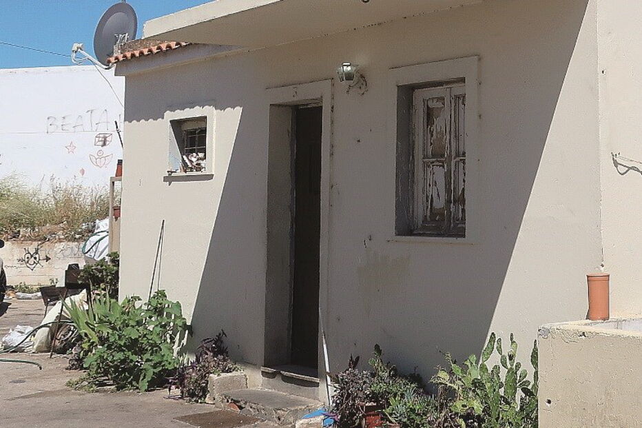 Casa onde o corpo da vítima, de 41 anos, foi encontrado pela PSP  