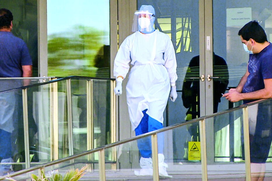 Uma das técnicas que efetuou testes a funcionários na entrada do edifício da câmara  