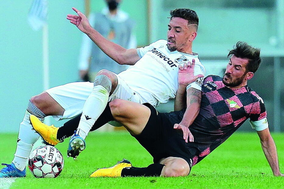 Davidson e João Alberto em aceso despique, no jogo de ontem 