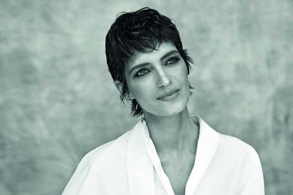 Sara Carbonero, de 36 anos, protagonizou a capa da ‘Elle’ espanhola em que surge com o novo visual, fruto dos tratamentos a que foi sujeita ao longo do último ano  