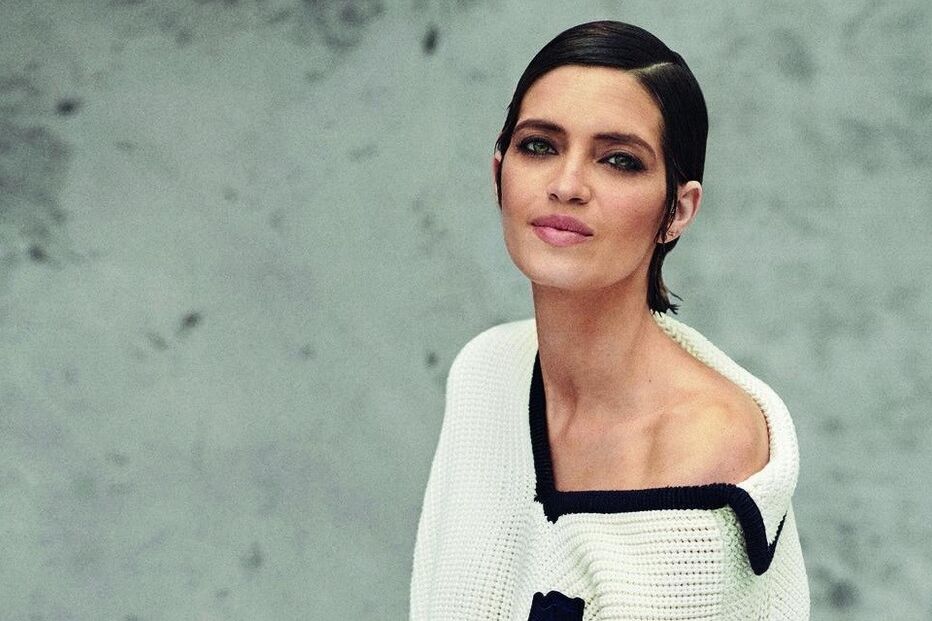 Sara Carbonero, de 36 anos, protagonizou a capa da ‘Elle’ espanhola em que surge com o novo visual, fruto dos tratamentos a que foi sujeita ao longo do último ano  