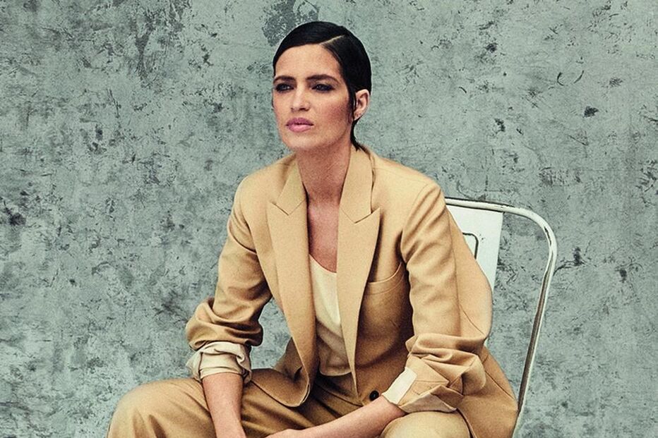 Sara Carbonero, de 36 anos, protagonizou a capa da ‘Elle’ espanhola em que surge com o novo visual, fruto dos tratamentos a que foi sujeita ao longo do último ano  