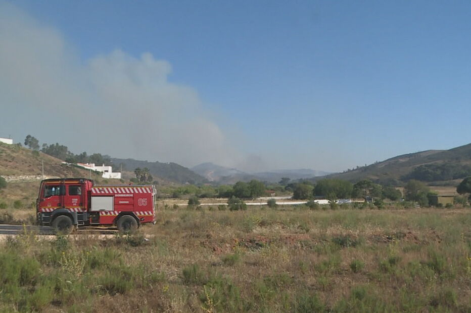 Incêndio em Aljezur dominado pelos bombeiros