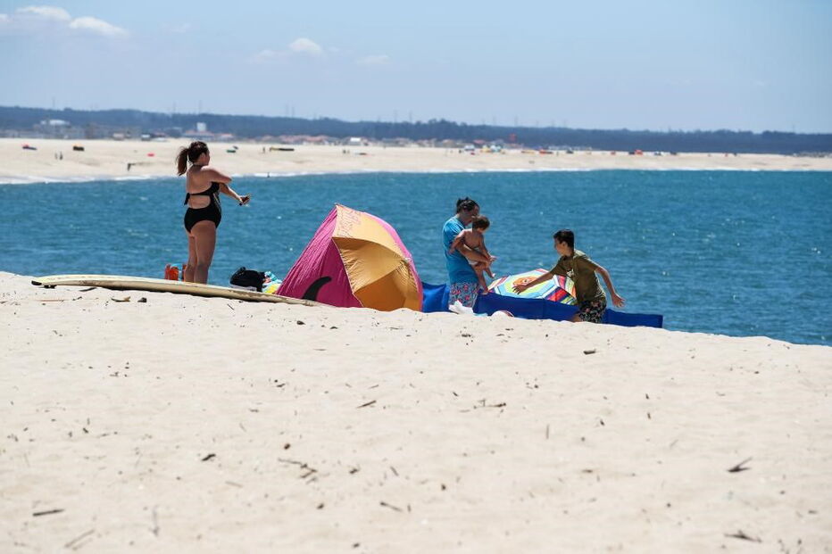 Época balnear abre na Figueira da Foz com poucos banhistas mas em segurança