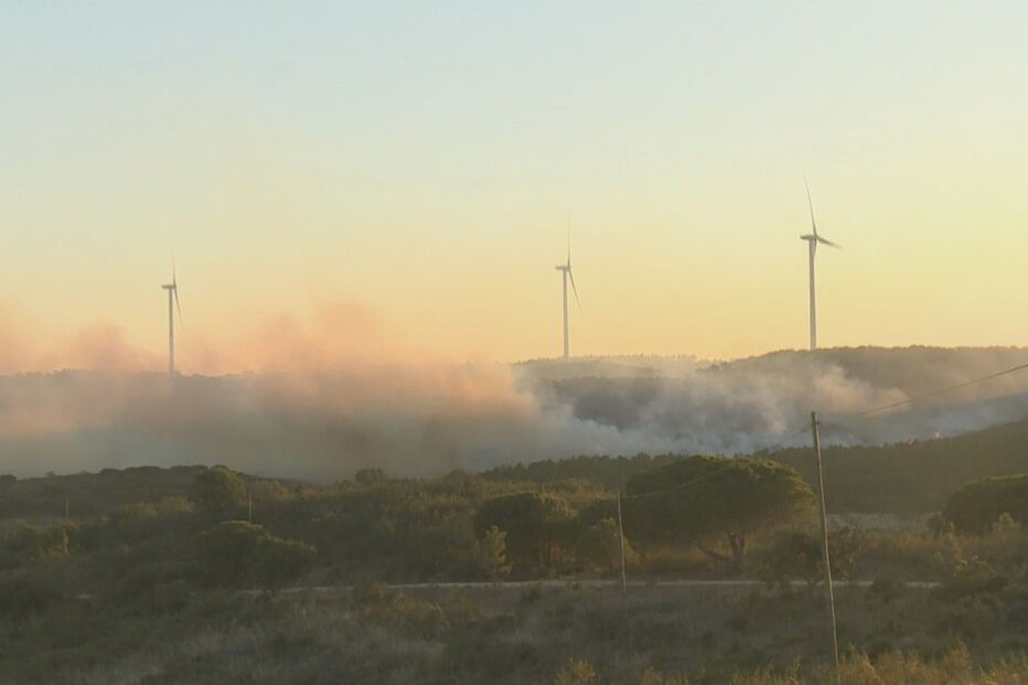 Bombeiros continuam a fazer frente a reativações de incêndio em Vila do Bispo