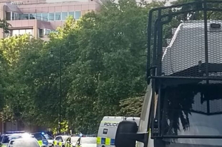 Imagens mostram forte dispositivo policial e helicópteros no parque de Reading