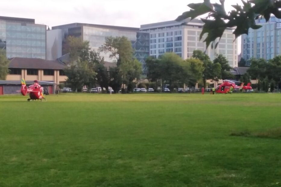 Imagens mostram forte dispositivo policial e helicópteros no parque de Reading