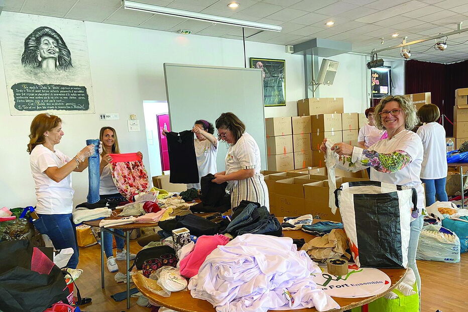 Recolhidos bens alimentares e roupas em 34 pontos da região parisiense. Em alguns casos, a ação decorreu em supermercados de portugueses