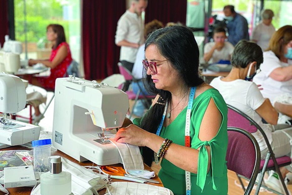 Recolhidos bens alimentares e roupas em 34 pontos da região parisiense. Em alguns casos, a ação decorreu em supermercados de portugueses