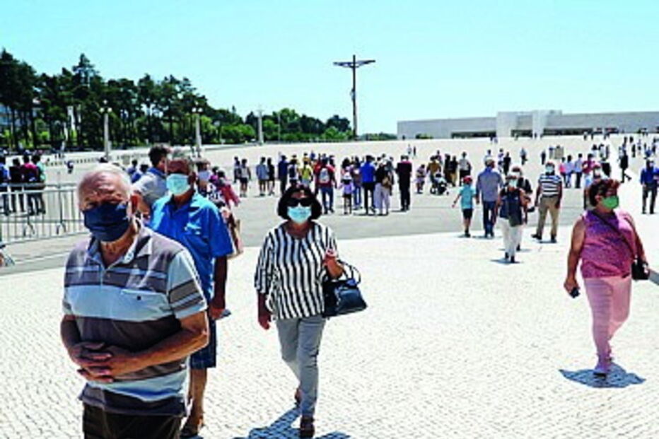 Peregrinos protegem-se do vírus 