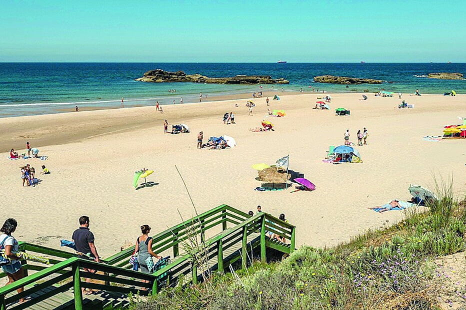 Tempo quente já levou muitos à praia, como ontem na Vieirinha, em Sines  
