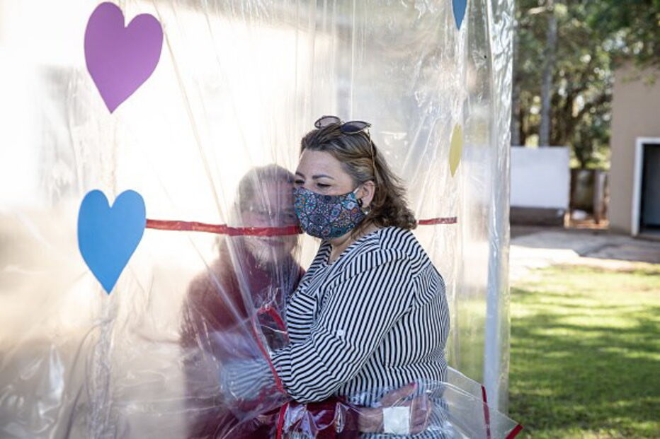 Túnel do Abraço: a solução para o reencontro entre idosos e familiares durante a pandemia no Brasil