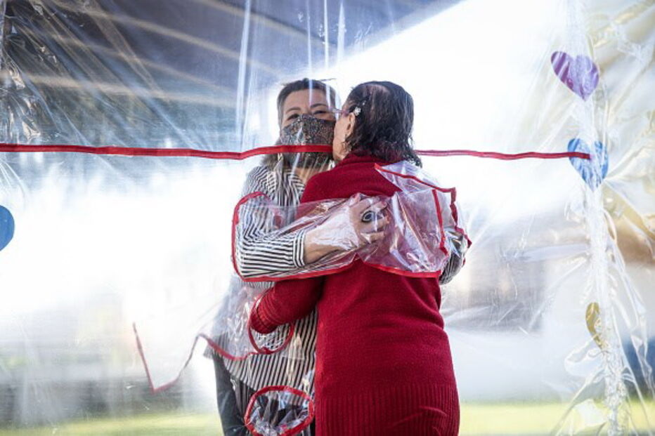 Túnel do Abraço: a solução para o reencontro entre idosos e familiares durante a pandemia no Brasil