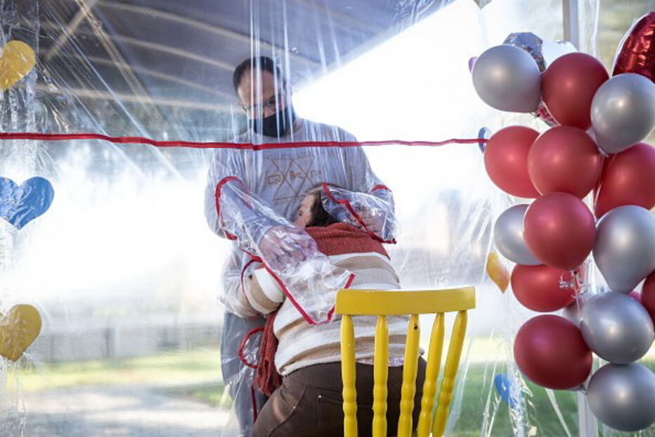 Túnel do Abraço: a solução para o reencontro entre idosos e familiares durante a pandemia no Brasil
