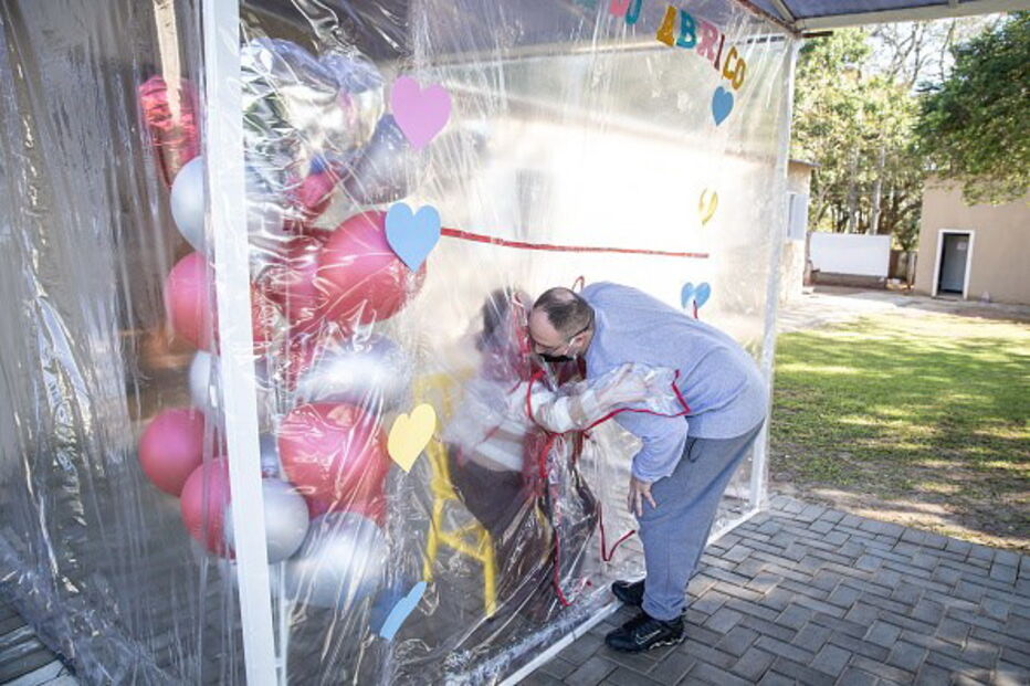Túnel do Abraço: a solução para o reencontro entre idosos e familiares durante a pandemia no Brasil