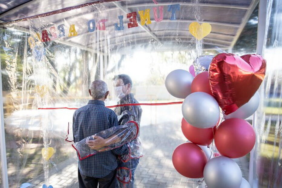 Túnel do Abraço: a solução para o reencontro entre idosos e familiares durante a pandemia no Brasil