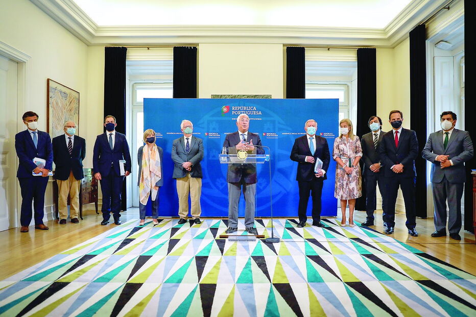 António Costa (ao centro) junto aos membros dos Governo (à esquerda) e autarcas 