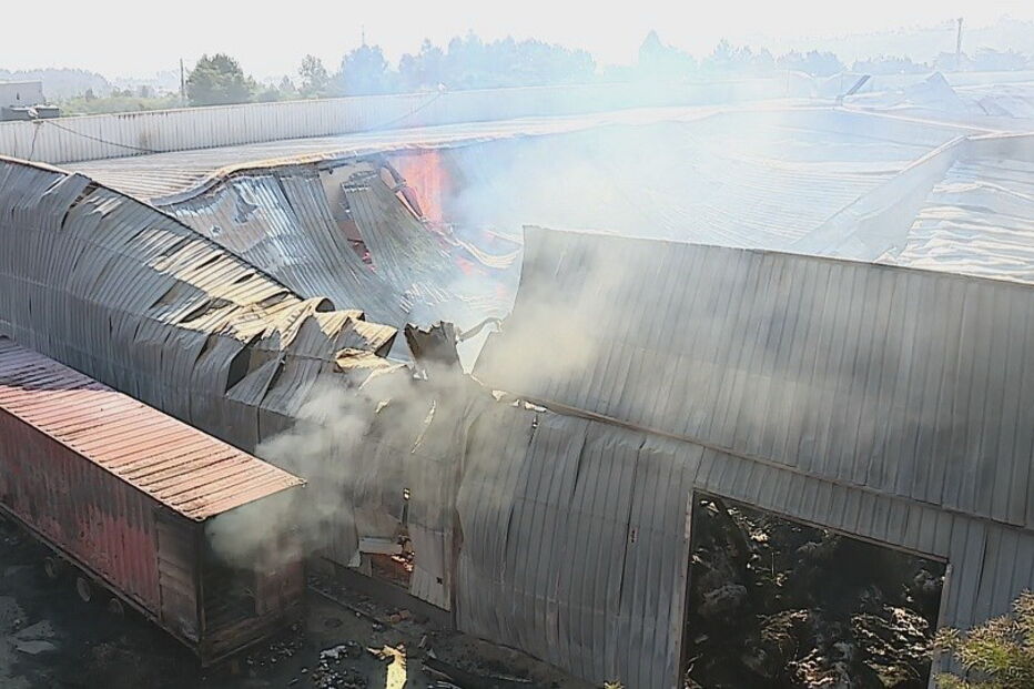 Incêndio em fábrica de Santo Tirso dominado durante a madrugada