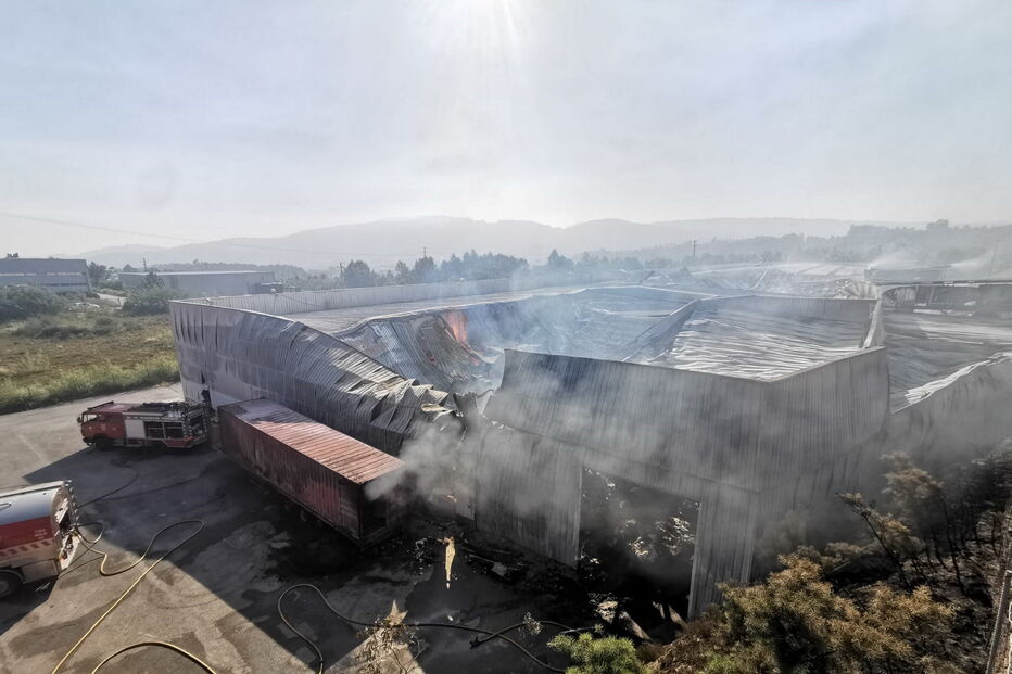 Incêndio em fábrica de Santo Tirso dominado durante a madrugada