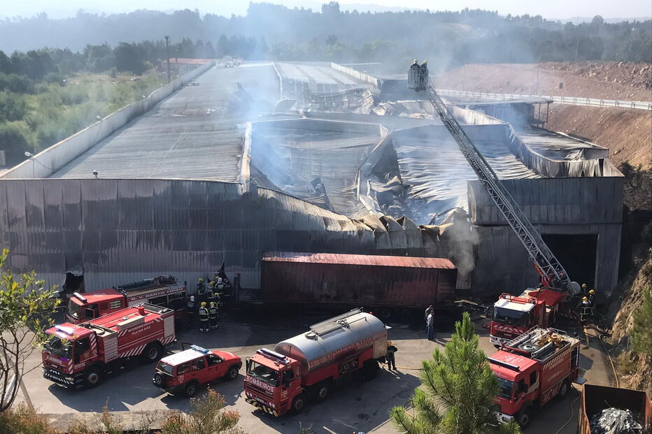 Incêndio em fábrica de Santo Tirso dominado durante a madrugada