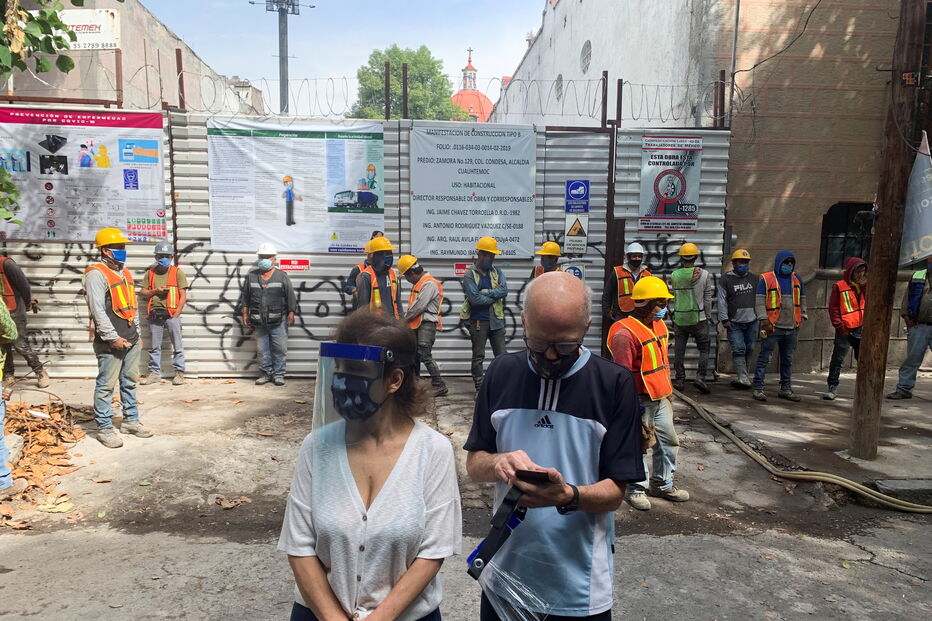 Pessoas saem à rua após sismo na Cidade do México