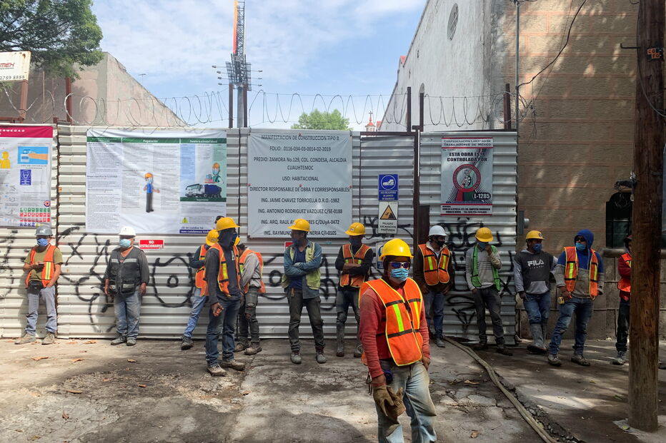 Pessoas saem à rua após sismo na Cidade do México