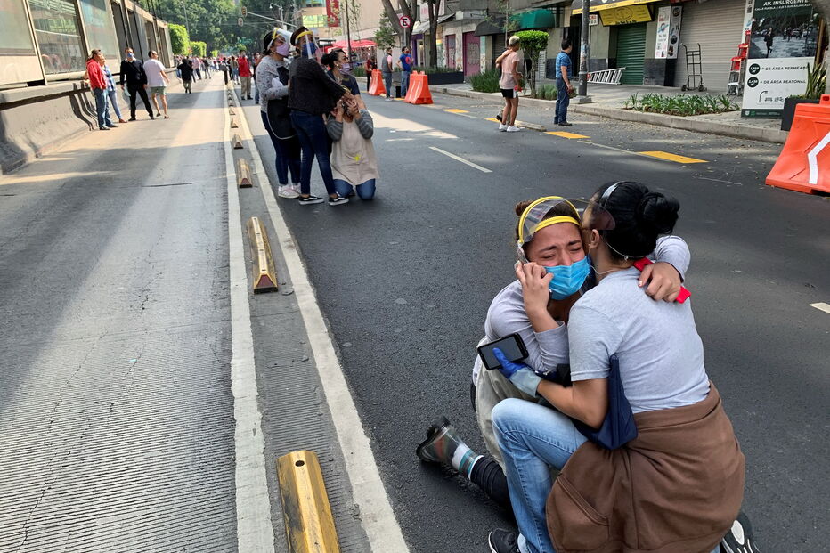 Pessoas saem à rua após sismo na Cidade do México