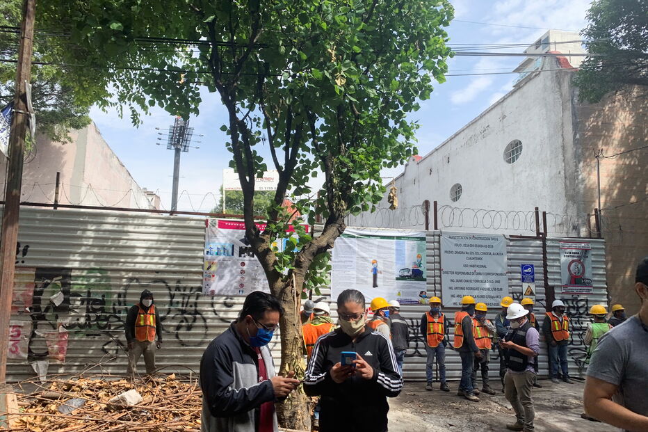 Pessoas saem à rua após sismo na Cidade do México