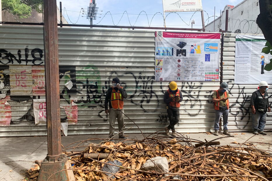 Pessoas saem à rua após sismo na Cidade do México
