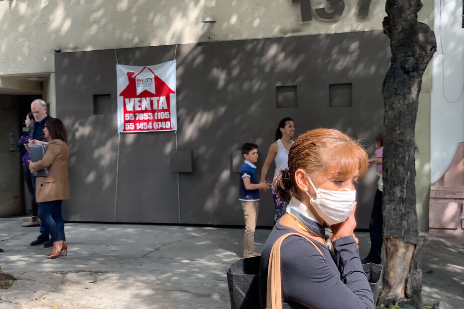 Pessoas saem à rua após sismo na Cidade do México