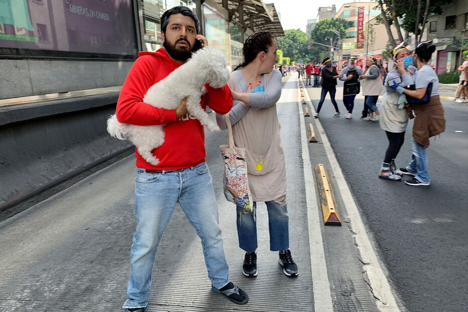 Pessoas saem à rua após sismo na Cidade do México