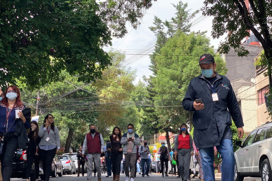 Pessoas saem à rua após sismo na Cidade do México